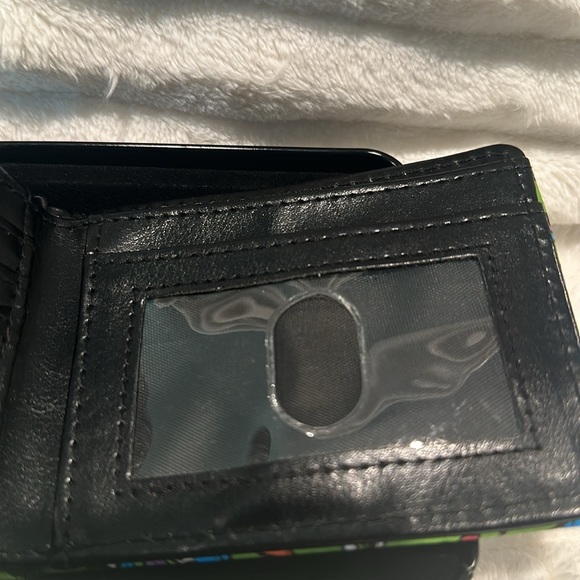 NWT Buckle Down Bi-Fold Wallet with Credit Cards, ID and Bill Slots. - Picture 4 of 10